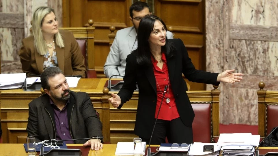 Η Κουντουρά δίνει με τροπολογία 108.000 ευρώ σε 55 υπαλλήλους του υπουργείου της